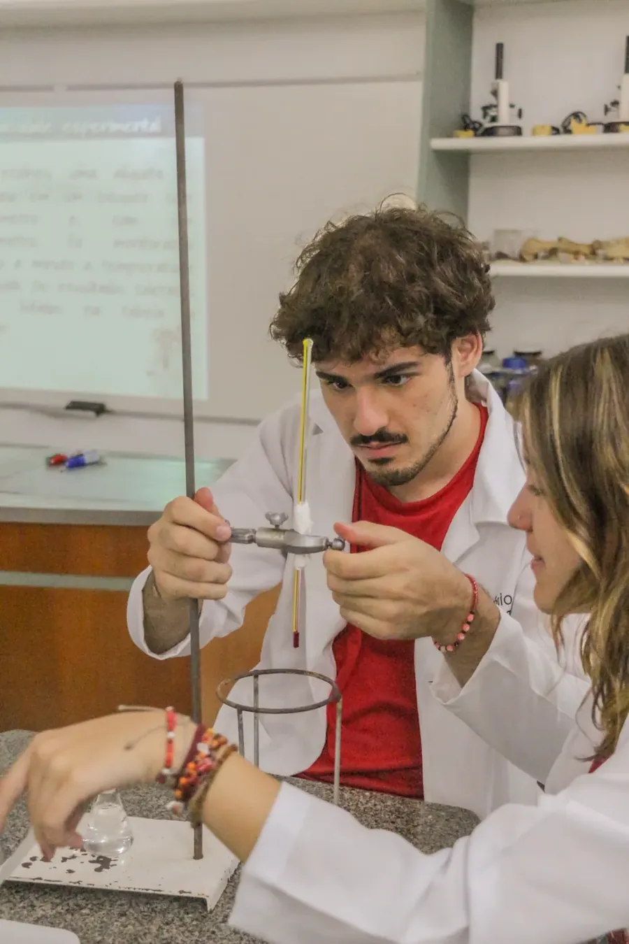 Estudantes do Ensino Médio em aula de laboratório