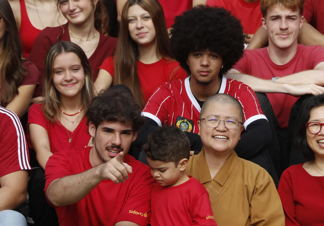 Estudantes e famílias do Colégio Sidarta reunidos no campus da Granja Viana